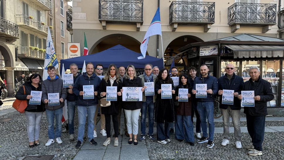 Gli uomini e le donne dei tre partiti di centrodestra durante la mattinata passata in piazza della Vittoria (Mungiello) Gli uomini e le donne dei tre partiti di centrodestra durante la mattinata passata in piazza della Vittoria (Mungiello)