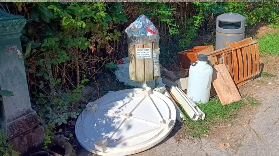 I rifiuti abbandonati sulla strada panoramica via Madonna dei Monti a San Colombano