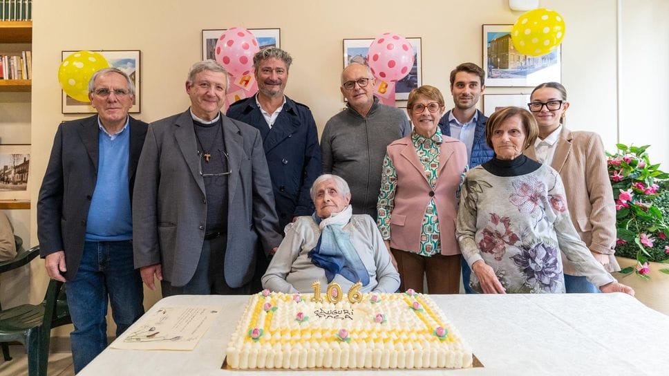 La signora Rosa Bellani, per tutti “Rusina”, è la donna più anziana del Lodigiano e sabato ha festeggiato i suoi 106 anni. Nella foto la festa con i parenti e il sindaco Devecchi La signora Rosa Bellani, per tutti “Rusina”, è la donna più anziana del Lodigiano e sabato ha festeggiato i suoi 106 anni. Nella foto la festa con i parenti e il sindaco Devecchi