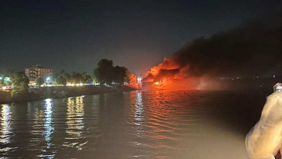 La scena del rogo ripresa dai turisti in fuga La scena del rogo ripresa dai turisti in fuga