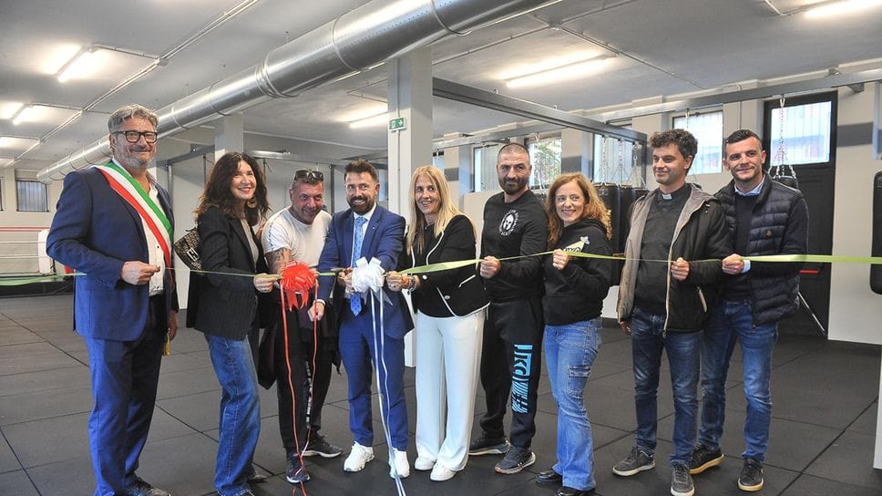 Il taglio del nastro con l’assessore regionale Franco e il sindaco Devecchi per la palestra della boxe