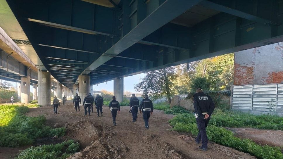 Maxi controlli della polizia nella zona dello spaccio tra Rogoredo e San Donato Maxi controlli della polizia nella zona dello spaccio tra Rogoredo e San Donato