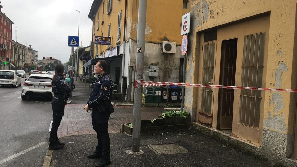 La polizia locale davanti all’abitazione della pensionata dimenticata da tutti La polizia locale davanti all’abitazione della pensionata dimenticata da tutti