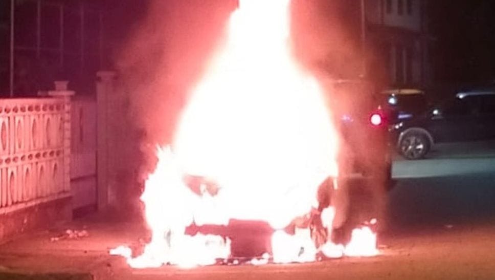 L’auto avvolta dalle fiamme (Cornalba) L’auto avvolta dalle fiamme (Cornalba)