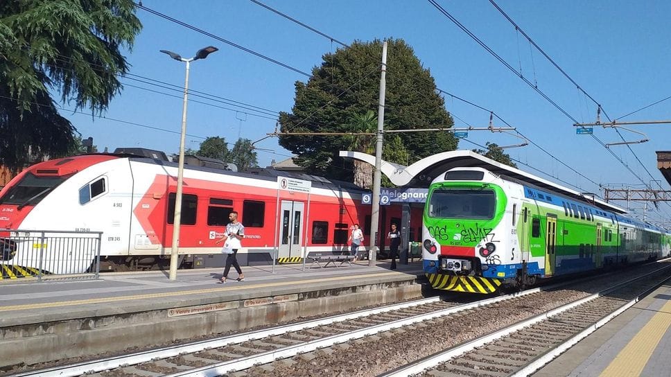 Un treno della S12 in partenza dalla stazione di Melegnano