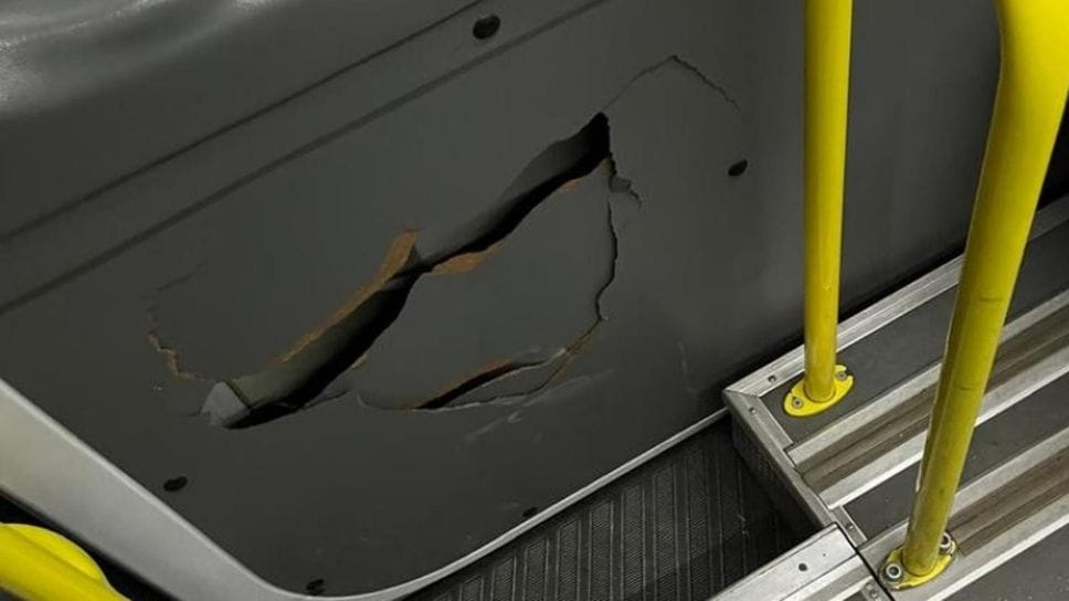 Una portiera del pullmino sfondata a calci Una portiera del pullmino sfondata a calci