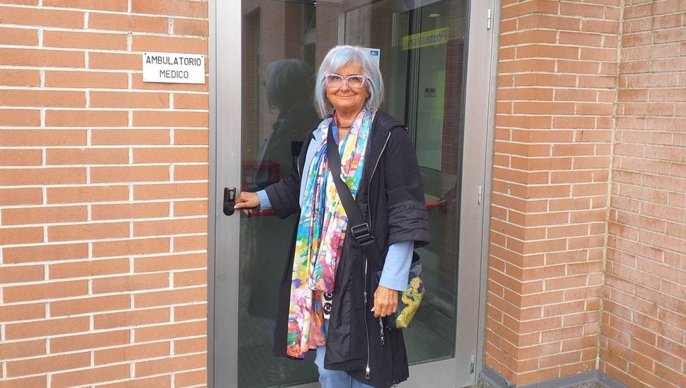 Luisa Salvatori davanti all’ambulatorio Luisa Salvatori davanti all’ambulatorio