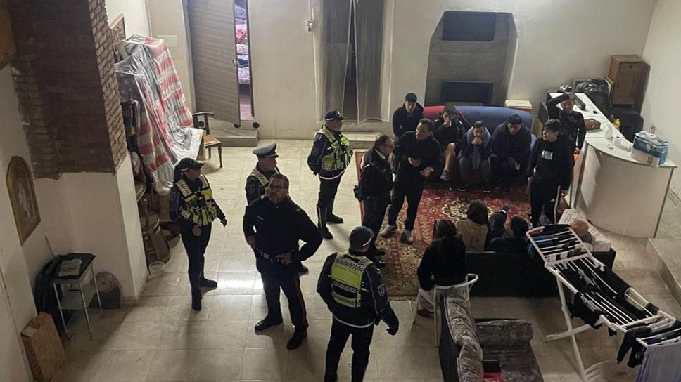 IL blitz nella cascina trasformata in dormitorio abusivo IL blitz nella cascina trasformata in dormitorio abusivo