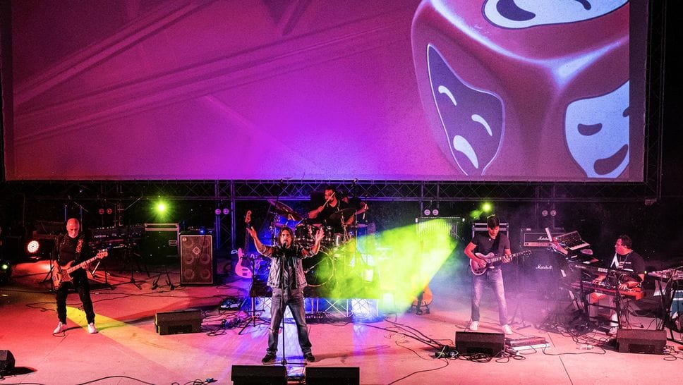 I Sintonia Distorta, band che è riuscita a farsi conoscere anche fuori dall’Italia, con album venduti in Giappone, Brasile, Canada e Russia I Sintonia Distorta, band che è riuscita a farsi conoscere anche fuori dall’Italia, con album venduti in Giappone, Brasile, Canada e Russia