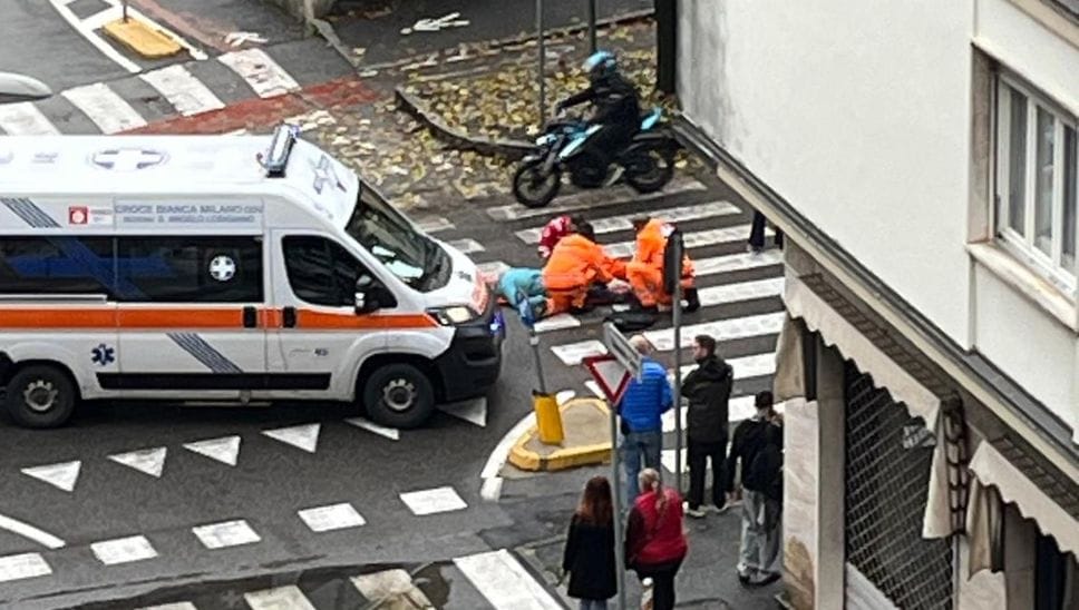 I primi soccorsi alla donna investita