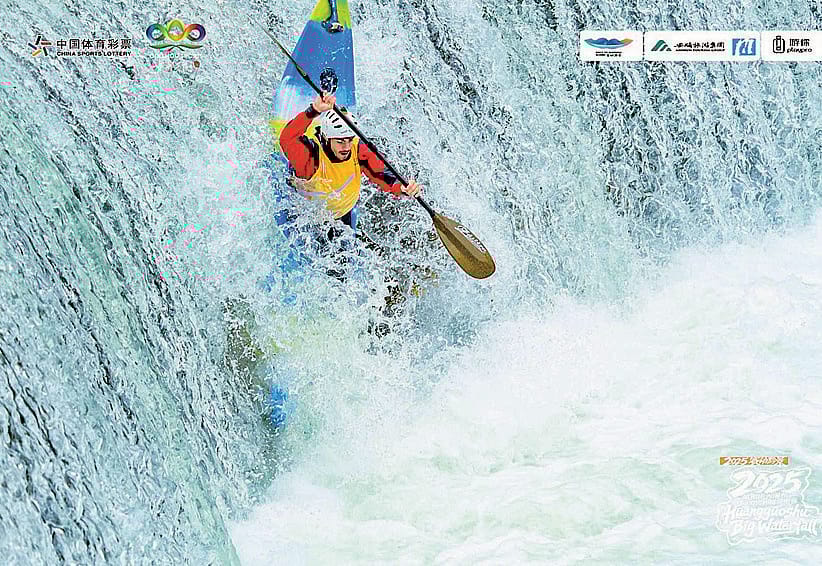 Andrea Abbiati in azione in Cina su una cascata Andrea Abbiati in azione in Cina su una cascata