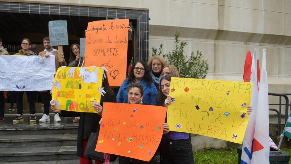 La protesta degli insegnanti di fronte al municipio (Canali) La protesta degli insegnanti di fronte al municipio (Canali)