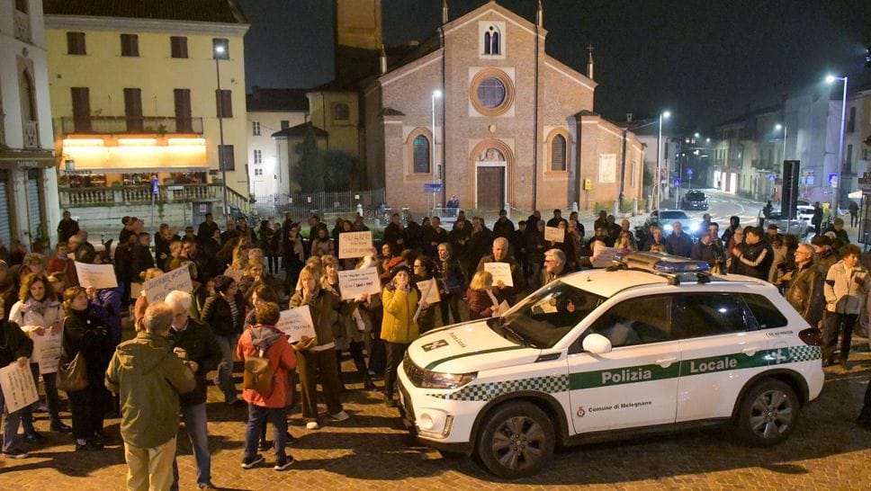 Un momento della protesta per il taglio dei tigli; l’opposizione ha lasciato l’aula (Canali) Un momento della protesta per il taglio dei tigli; l’opposizione ha lasciato l’aula (Canali)