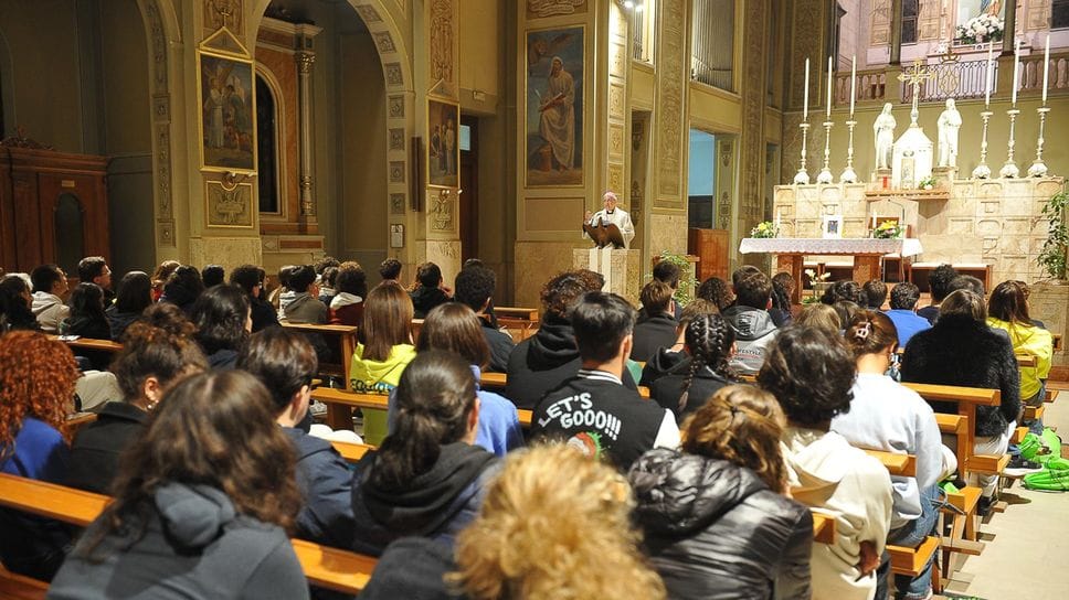 L’incontro del vescovo Maurizio con i giovani nella chiesa dell’Ausiliatrice a Lodi (foto Ribolini)