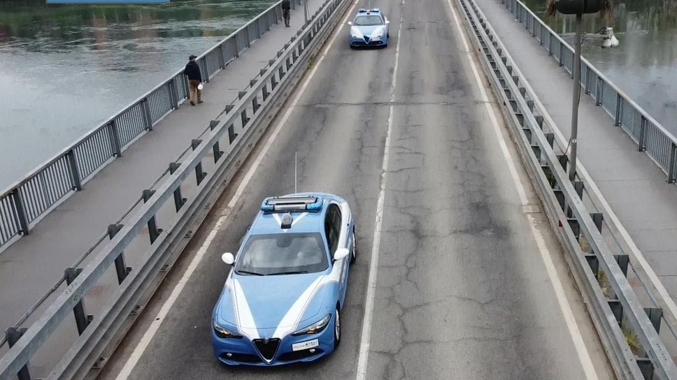 Volanti della polizia di stato transitano sul ponte cittadino di Lodi