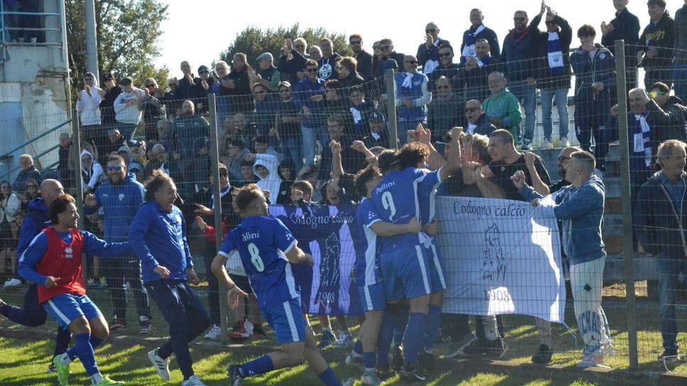 L’esultanza al gol di Lauciello del Codogno (foto Mallamaci)