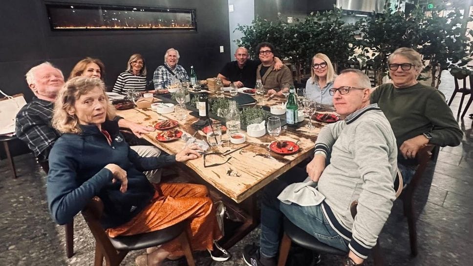 Il codognese Giuseppe Ganelli con gli attori Henry “Fonzie” Winkler, Don “Ralph” Most e Anson “Potsie” Williams a Salt Lake City A cena insieme per festeggiare il compleanno di Potsie