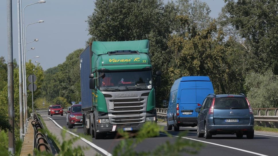 Il traffico a ridosso del ponte di Bisnate