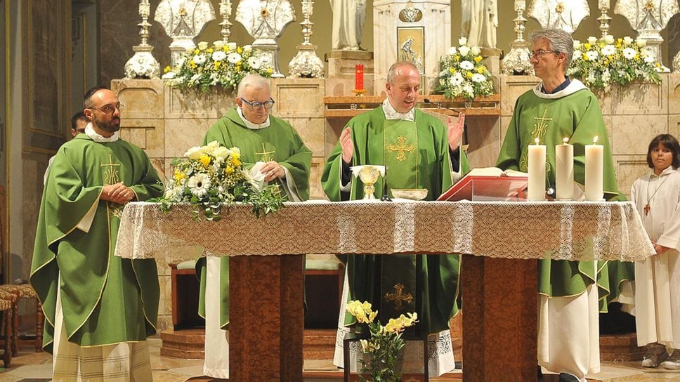 Qui sopra la celebrazione con al centro monsignor Uggè