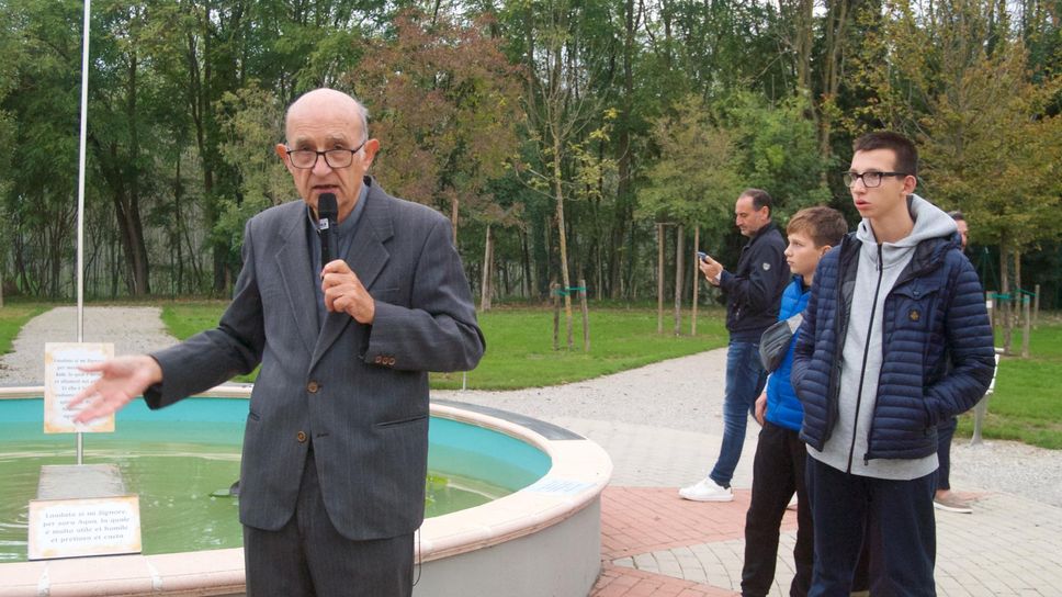 Monsignor Ermanno Livraghi guida alla visita del giardino (foto Ronsivalle)