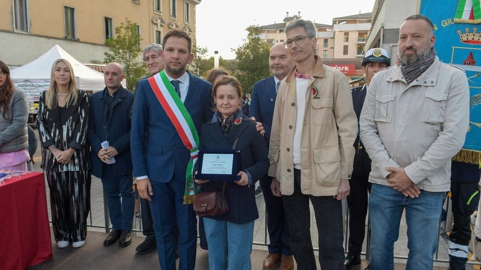 Laura Carta ritira la benemerenza per la compianta Lara Carta, molto impegnata nel volontariato Laura Carta ritira la benemerenza per la compianta Lara Carta, molto impegnata nel volontariato
