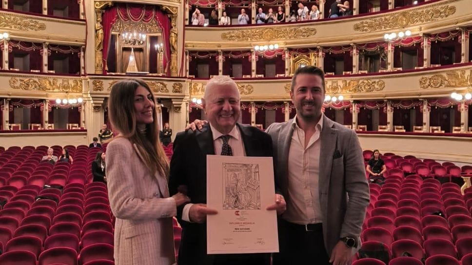 Giovanni Ren con i figli durante la premiazione al teatro Alla Scala di Milano Giovanni Ren con i figli durante la premiazione al teatro Alla Scala di Milano