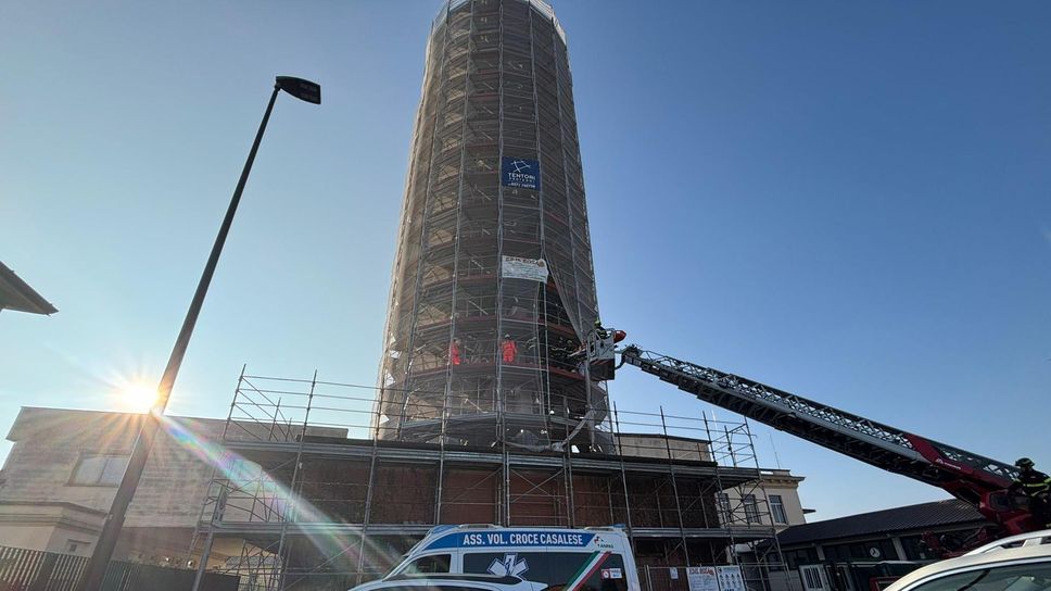 L’intervento dei vigili del fuoco sul ponteggio per soccorrere l’operaio (Agosti)