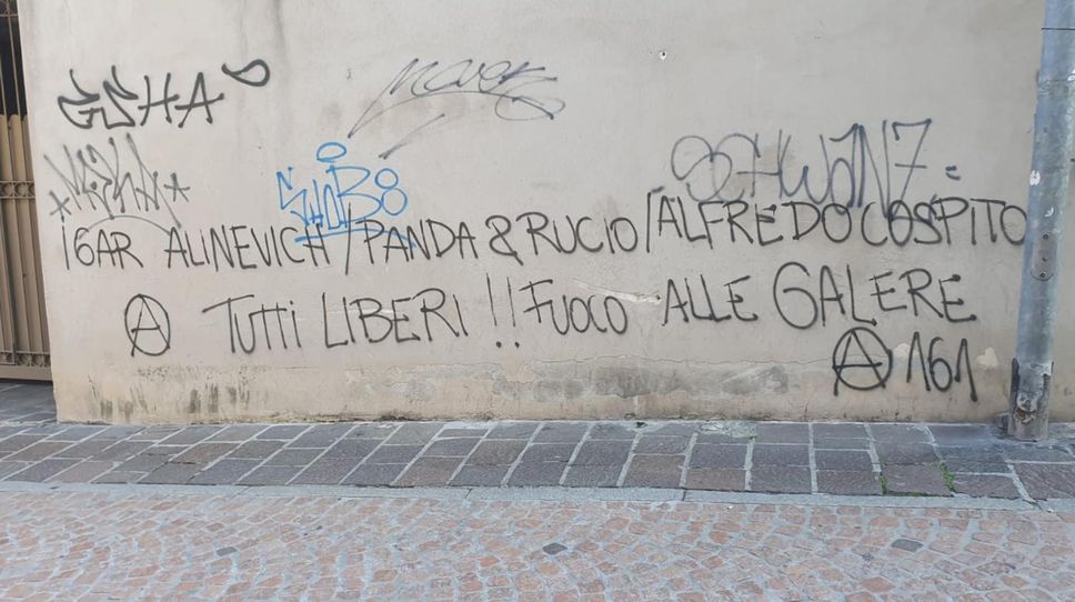 La scritta degli anarchici in corso Adda