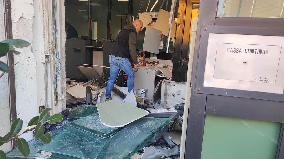 La filiale della Banca Centropadana sventrata a Zorlesco