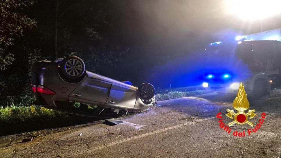 L’intervento dei vigili del fuoco, con l’auto del giovane  ribaltata