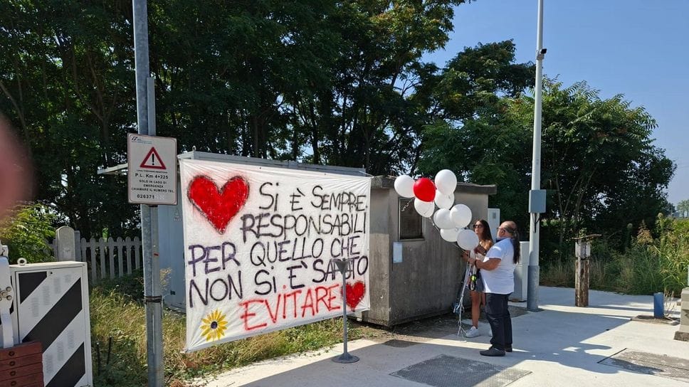 Uno striscione ricorda la tragica fine di Elisa Conzadori, travolta da un treno al passaggio a livello di Maleo