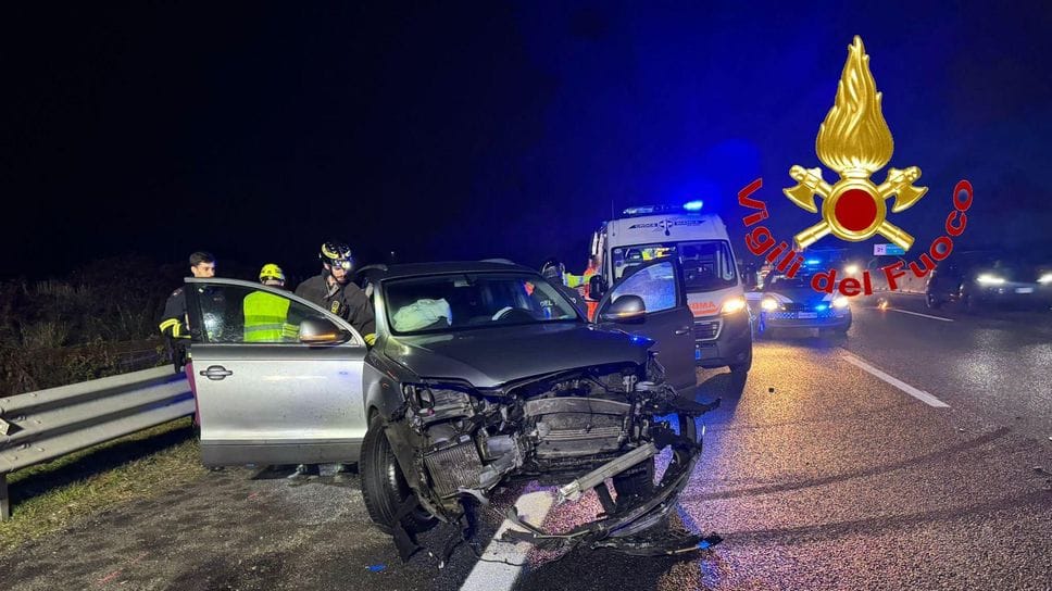 L’auto che è finita contro il guard-rail