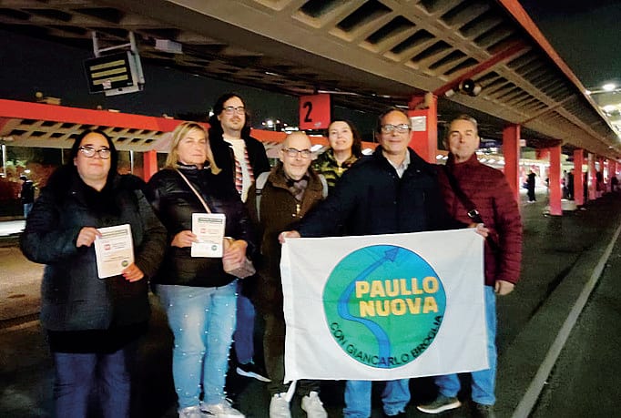 Una decina di pendolari, guidati da Giancarlo Broglia, capogruppo della lista civica Paullo Nuova, ieri al terminal della metro gialla