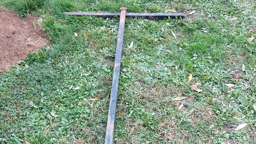 Il palo di metallo che ha rischiato di colpire i presenti