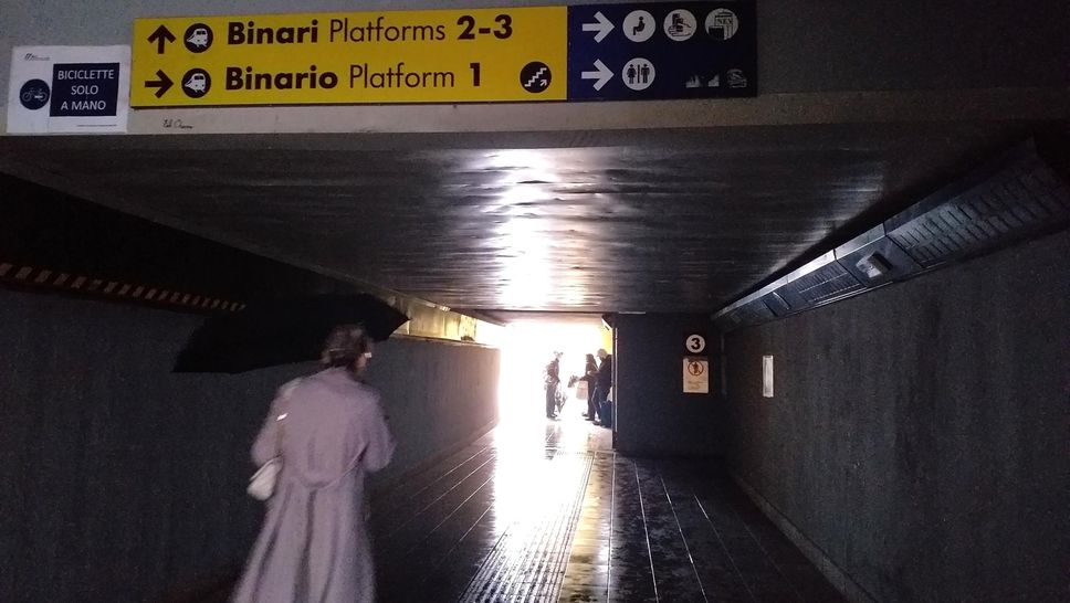 Il sottopasso al buio alla stazione di Melegnano