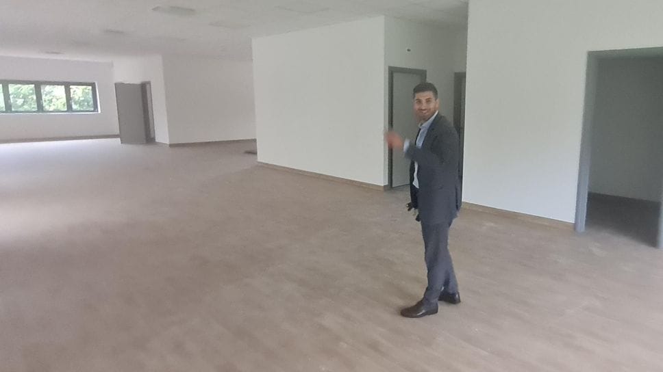 Il sindaco mostra i locali della nuova mensa (Archivio)