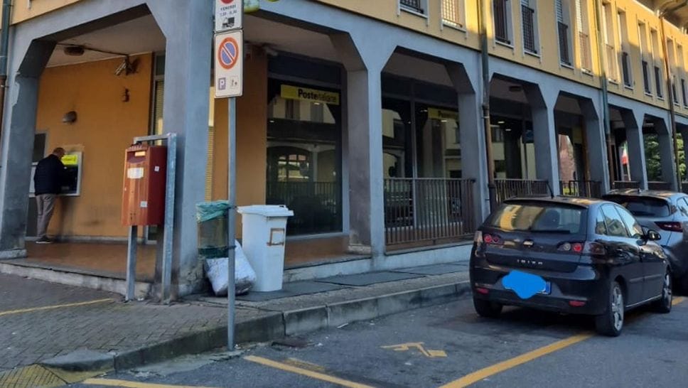 Parcheggi “improvvisati” anche per chi deve andare in posta