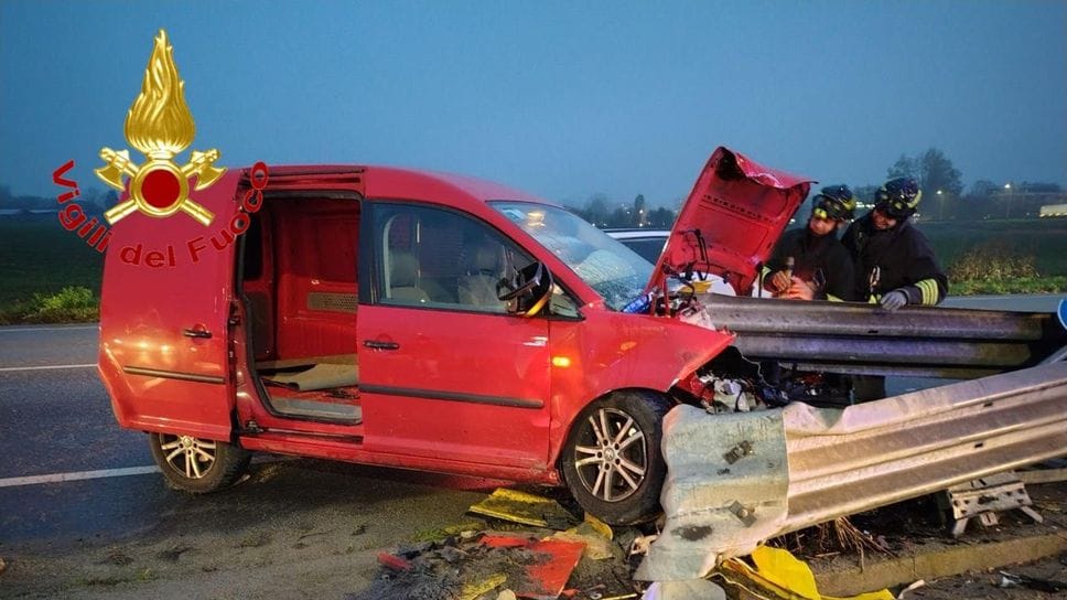 L’incidente all’alba sulla provinciale 235 alle porte di Lodi