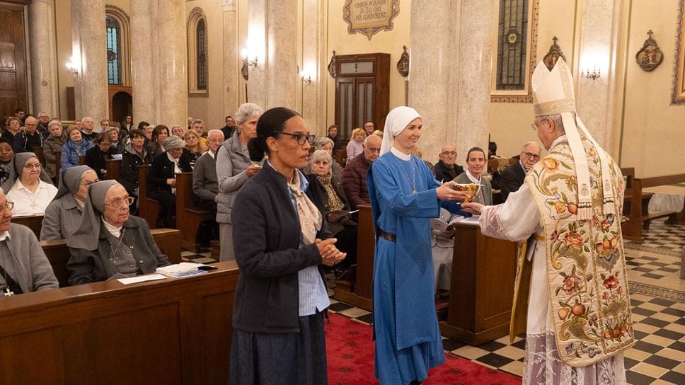L’offertorio al vescovo di Lodi nella chiesa delle religiose cabriniane