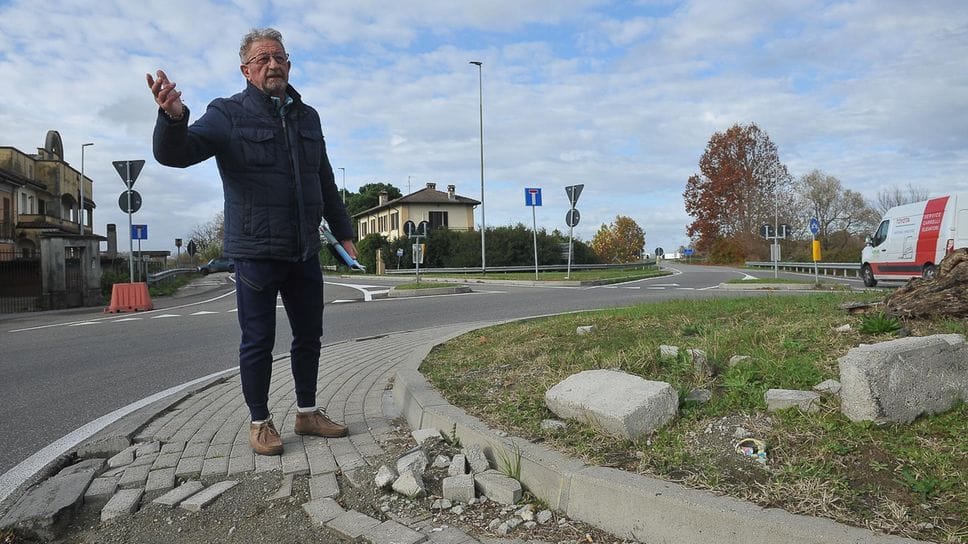 Il vicesindaco Giuseppe Riboni accanto alla rotonda danneggiata