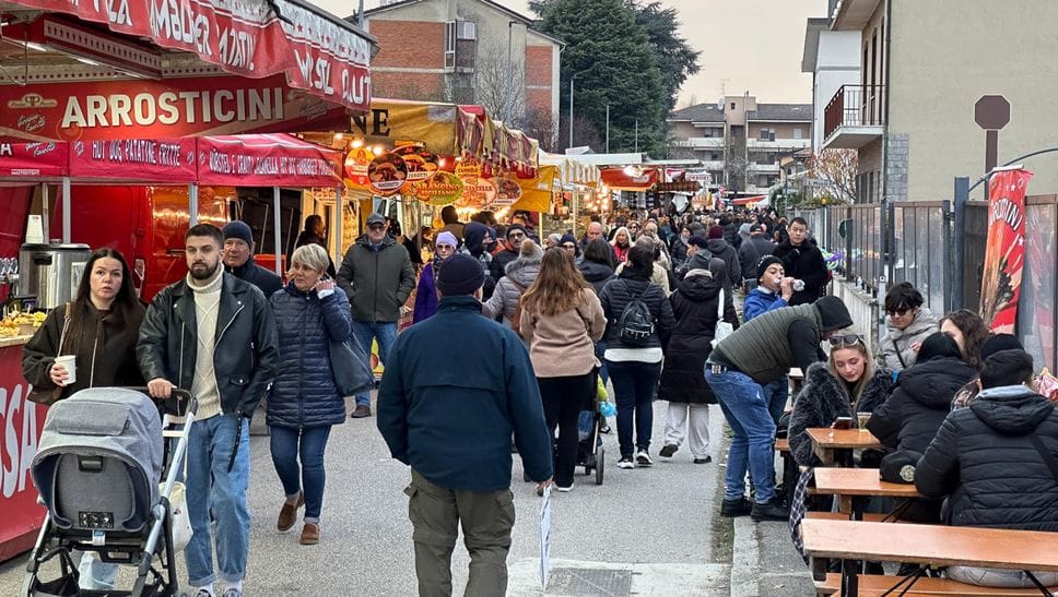 Folla ai banchi esterni  della Fiera (Tommasini)