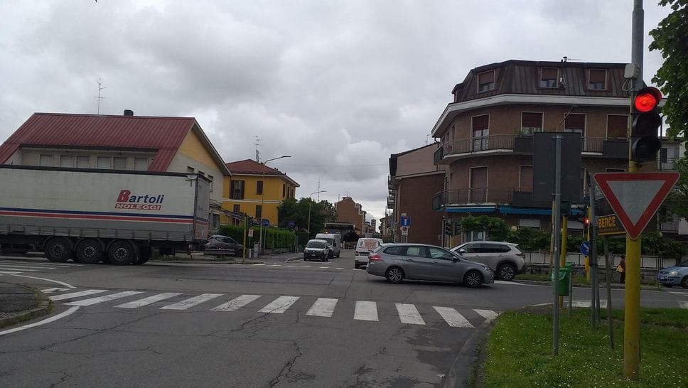 L’incrocio semaforico in viale della Repubblica dove verrà realizzata la rotonda