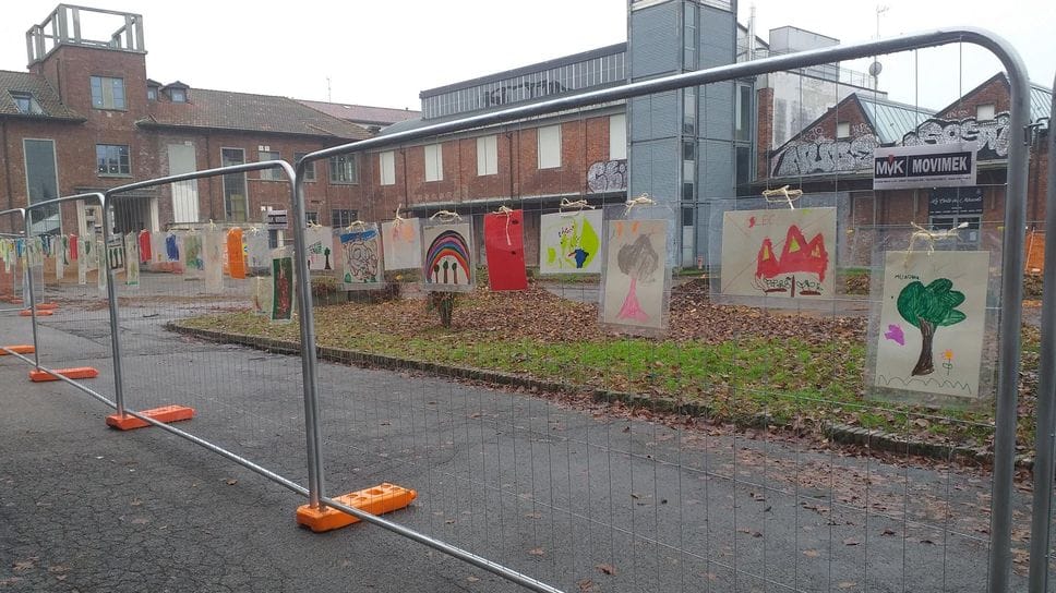 I disegni dei bambini davanti all’area dove c’erano i tigli