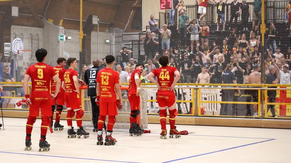Un’immagine della squadra davanti alla Curva dopo una partita