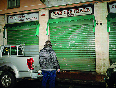 Violenta lite davanti a un bar a San Giuliano, un 27enne accoltellato è stato portato in gravi condizioni al policlinico di San Donato, foto di Andrea Canali