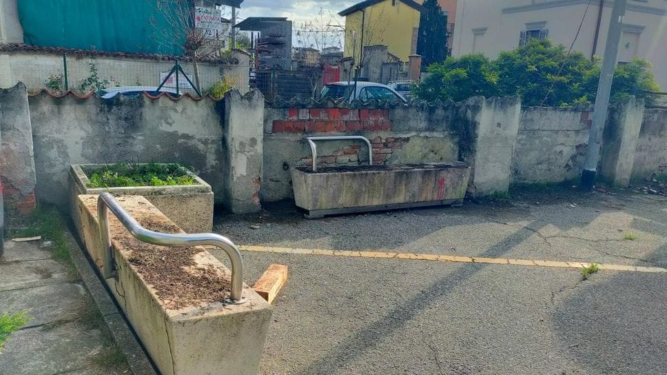I vecchi arredi urbani un tempo in centro storico, trovano una nuova collocazione nei quartieri periferici (foto Mungiello)