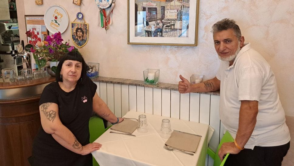 Antonio Cascella nel suo locale a Codogno, oltre alle pizze (al Tramontino se ne fanno novanta tipi differenti) la cucina propone anche primi e secondi