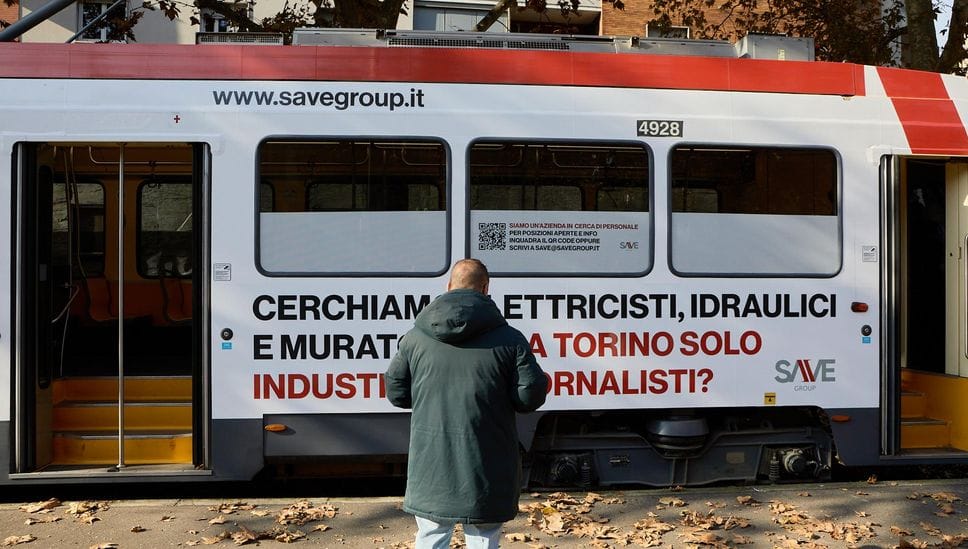 Uno dei tram tappezzato con la pubblicità della holding di Tribiano (Cuti)
