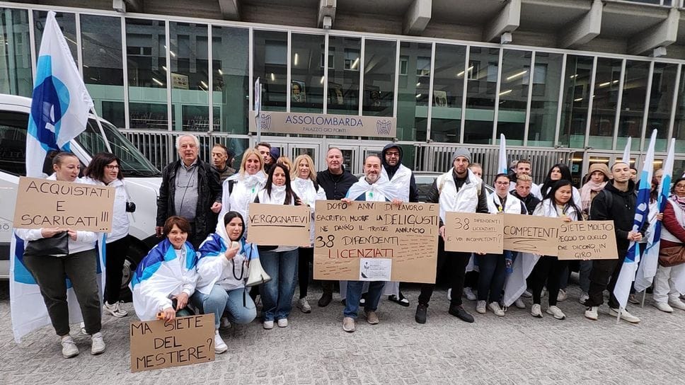 La protesta dei laboratori della Deligusti all’esterno della sede di Assolombarda (Cornalba)