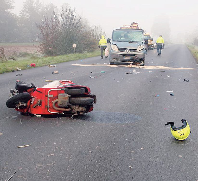 A sinistra Mauro Tresoldi, 56 anni, di Turano, appassionato vespista, sopra l’incidente a Cavenago